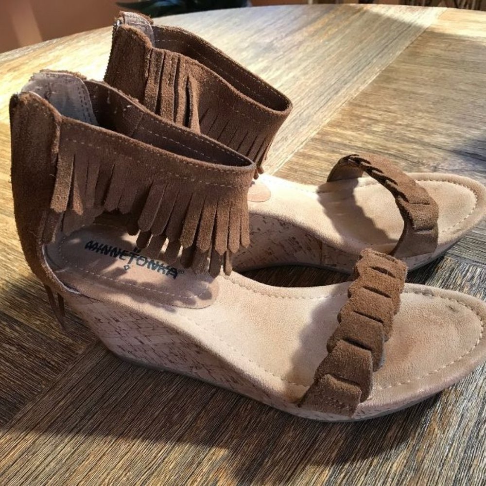 Minnetonka Born Fringe Suede Sandals Brown Size 8